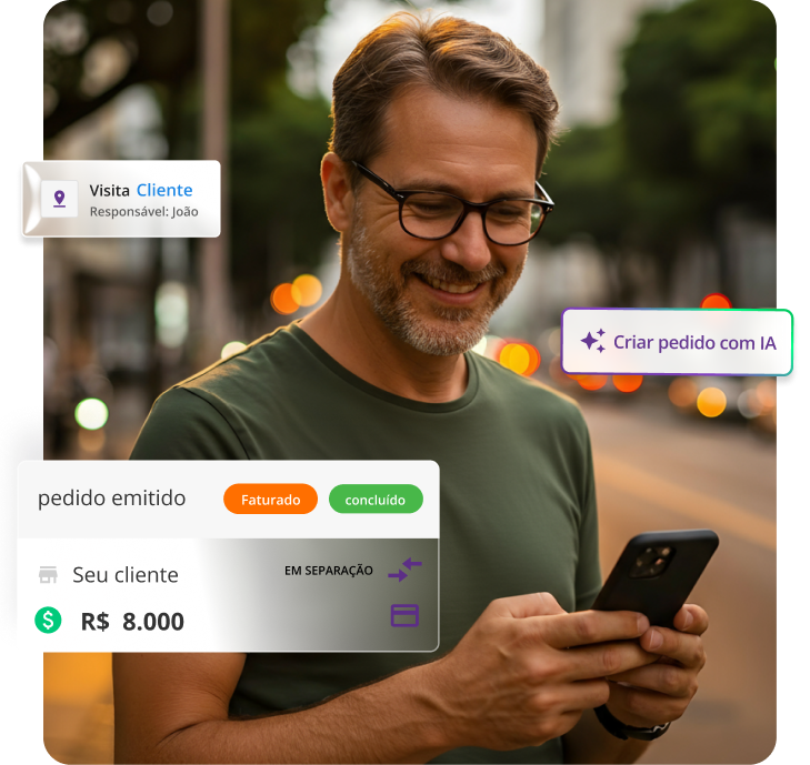 Homem de cabelos claros, óculos e caucasiano olhando para o celular que está segurando, usando camiseta verde. Existem 3 banners pequenos em volta dele. O primeiro, ao lado do rosto dele, à esquerda, mostra um lembrete de visita ao cliente, com responsabilidade do representante João. Ao lado do queixo dele, à direita, o label 'criar Pedido com IA', que permite ao representante criar pedidos diretamente no sistema Mercos com a ajuda da inteligência artifical a partir de mensagens, áudios, imagens, pdf ou planilhas recebidas pelo WhatsApp ou e-mail. Por fim, ao lado do braço esquerdo dele, um pedido faturado e concluído, no valor de 8 mil reais, que está em separação.