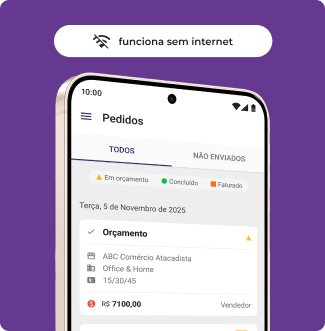 Celular mostrando o aplicativo para anotar vendas Mercos. Há um destaque mostrando que o app de vendas funciona mesmo offline, sem internet. Embaixo, é possível ver uma tela de pedidos, mostrando pedidos em orçamento, concluídos ou finalizados. Há um orçamento em andamento, para o cliente ABC Comércio Atacadista