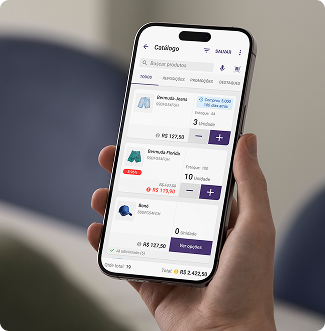 Celular mostrando o catálogo de produtos do aplicativo para registrar vendas Mercos. É possível ver o vendedor externo gerenciando o estoque e criando pedidos de bermudas e bonés dentro das políticas comerciais da empresa representada