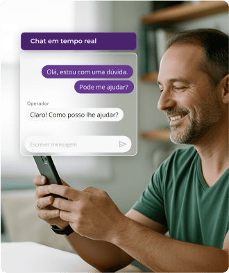 Homem sorridente usando em seu smartphone o chat de atendimento ao cliente em tempo real da Mercos, destacando suporte rápido e eficaz para dúvidas e assistência