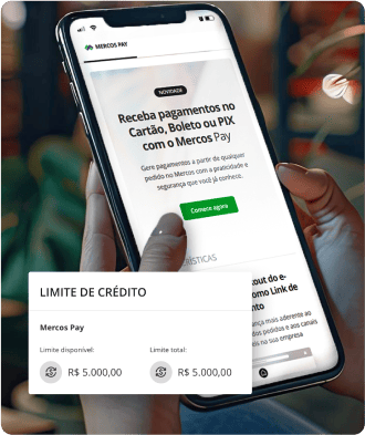 Pessoa segurando smartphone exibindo a tela do Mercos Pay, a solução de pagamentos da Mercos, mostrando recursos como limite de crédito e a opção de recebimento de pagamentos com cartão, boleto ou Pix