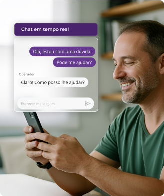 Homem sorridente usando o celular para acionar o chat em tempo real da Mercos. Na conversa é possível conferir a seguinte troca de mensagem: 'Olá, estou com uma dúvida, pode me ajudar?', 'Claro, como posso lhe ajudar'?