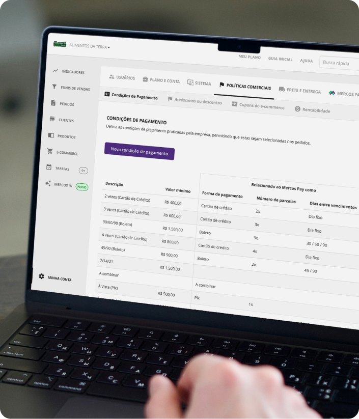Sistema Mercos na aba de políticas comerciais, mostrando como a gestão de uma indústria ou distribuidora pode criar regras comerciais personalizadas para as necessidades da operação. A tela exibe o botão "nova condição de pagamento", políticas já criadas com valor mínimo, forma de pagamento e número de parcelas, além de opções de navegação para indicadores, funis de vendas, pedidos, clientes, produtos, e-commerce B2B, tarefas e Mercos IA.