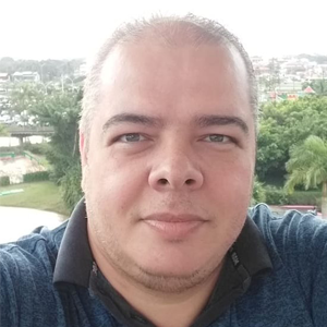 Foto de palestrante - Alessandro Holthausen